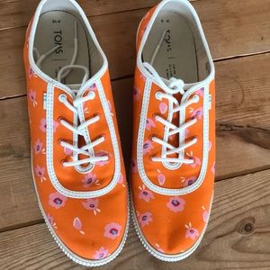Cheery Toms Shoes Size 10.
